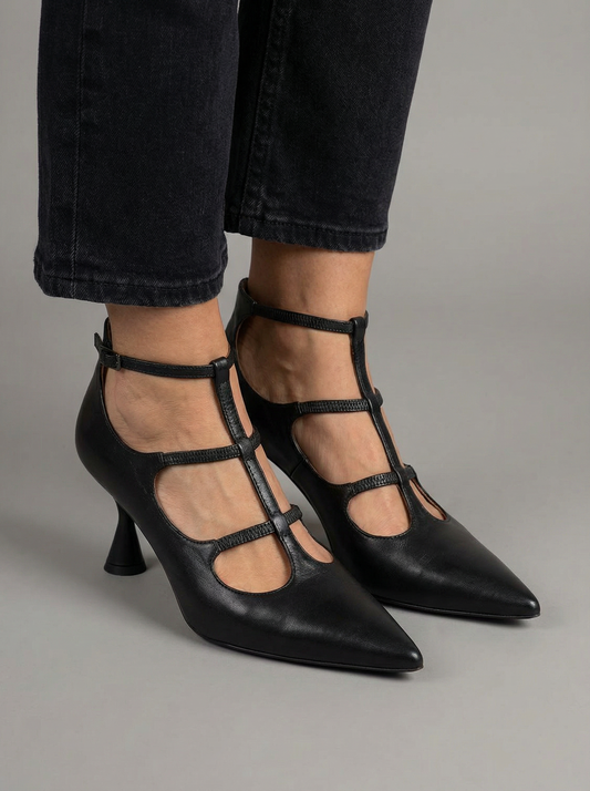 Eleganza – Schwarze Pumps mit Knöchelriemchen für zusätzlichen Halt